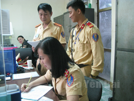 Cảnh sát giao thông thành phố Yên Bái trao đổi các văn bản quy phạm pháp luật.